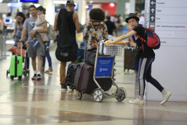 Salvador, Bahia, Brezilya - 10 Mart 2017: Salvador şehrindeki havaalanının kalkış alanında bavul taşıyan yolcu.