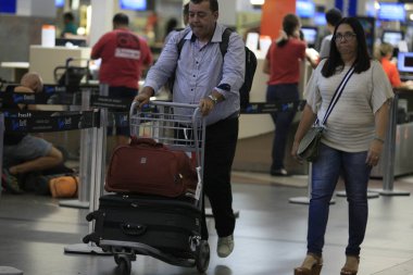 Salvador, Bahia, Brezilya - 10 Mart 2017: Salvador şehrindeki havaalanının kalkış alanında bavul taşıyan yolcu.