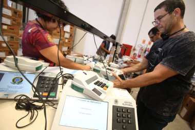 Salvador, Bahia, Brezilya - 17 Ekim 2018: Bahia Bölgesel Seçim Mahkemesi çalışanı, Salvador şehrindeki seçimler için elektronik oy kullanma makinelerini yükleme ve mühürleme prosedüründe çalışıyor..