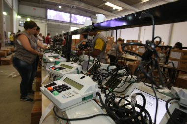 Salvador, Bahia, Brezilya - 17 Ekim 2018: Bahia Bölgesel Seçim Mahkemesi çalışanı, Salvador şehrindeki seçimler için elektronik oy kullanma makinelerini yükleme ve mühürleme prosedüründe çalışıyor..