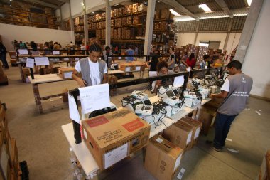 Salvador, Bahia, Brezilya - 17 Ekim 2018: Bahia Bölgesel Seçim Mahkemesi çalışanı, Salvador şehrindeki seçimler için elektronik oy kullanma makinelerini yükleme ve mühürleme prosedüründe çalışıyor..