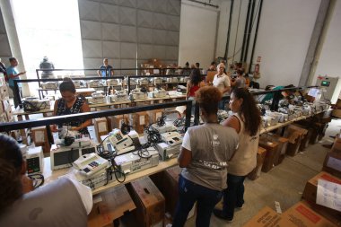 Salvador, Bahia, Brezilya - 17 Ekim 2018: Bahia Bölgesel Seçim Mahkemesi çalışanı, Salvador şehrindeki seçimler için elektronik oy kullanma makinelerini yükleme ve mühürleme prosedüründe çalışıyor..
