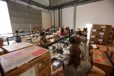 Salvador, Bahia, Brezilya - 17 Ekim 2018: Bahia Bölgesel Seçim Mahkemesi çalışanı, Salvador şehrindeki seçimler için elektronik oy kullanma makinelerini yükleme ve mühürleme prosedüründe çalışıyor..