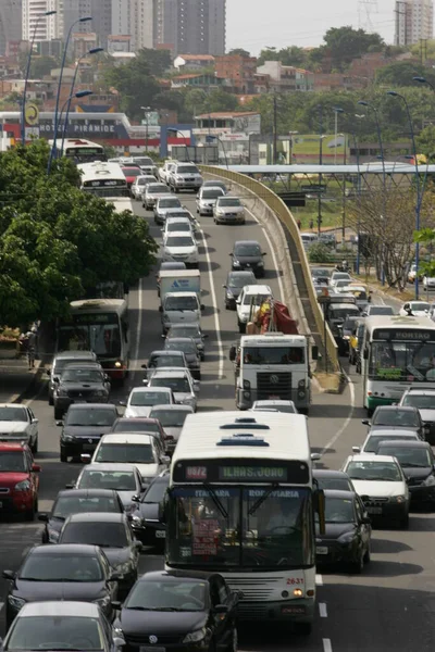 Salvador, Bahia, Brezilya - 12 Aralık 2012: Salvador şehrinde sıkışık bir caddede araçlar.