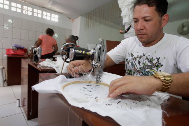 Salvador, Bahia, Brezilya - 2 Ekim 2015: Salvador şehrinde dikiş atölyesinde çalışan kişi.