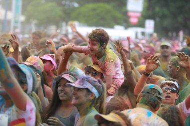 Salvador, Bahia, Brezilya - 22 Mart 2015: Salvador şehrindeki The Color Run at Dique de Torroro sokak yarışının katılımcısı.