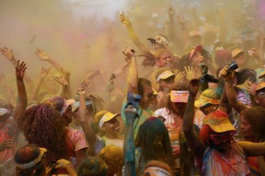 Salvador, Bahia, Brezilya - 22 Mart 2015: Salvador şehrindeki The Color Run at Dique de Torroro sokak yarışının katılımcısı.