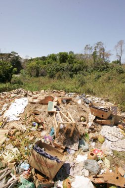 Porto seguro, bahia, brezil- 30 Haziran 2010: Bahia 'nın güneyindeki Porto Seguro belediyesinin Espelho plajı yakınlarındaki ev çöplüğü.