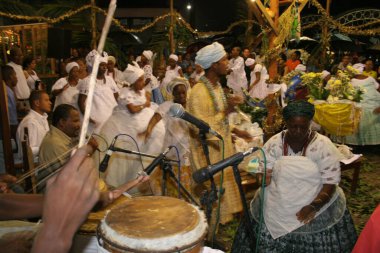Santo Amaro, Bahia, Brezilya - 13 Mayıs 2007: Santo Amaro şehrindeki Bembe do Marecado dini etkinliğine katılan Candomble dini üyesi.
