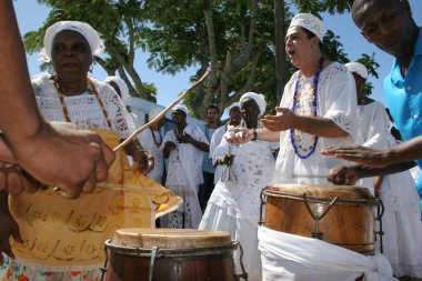 Santo Amaro, Bahia, Brezilya - 13 Mayıs 2007: Santo Amaro şehrindeki Bembe do Marecado dini etkinliğine katılan Candomble dini üyesi.