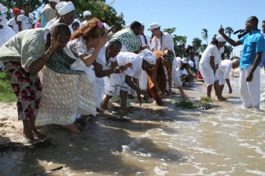 Santo Amaro, Bahia, Brezilya - 13 Mayıs 2007: Santo Amaro şehrindeki Bembe do Marecado dini etkinliğine katılan Candomble dini üyesi.
