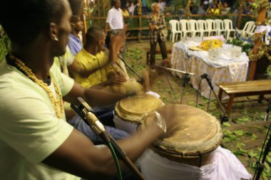 Santo Amaro, Bahia, Brezilya - 13 Mayıs 2007: Santo Amaro şehrindeki Bembe do Marecado dini etkinliğine katılan Candomble dini üyesi.