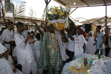 Santo Amaro, Bahia, Brezilya - 13 Mayıs 2007: Santo Amaro şehrindeki Bembe do Marecado dini etkinliğine katılan Candomble dini üyesi.