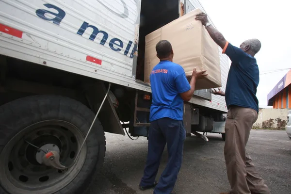 Salvador, Bahia, Brezilya - 17 Ocak 2018: Salvador şehrinde taşınacak eşyaları düzenlerken çalışan şirket çalışanı.