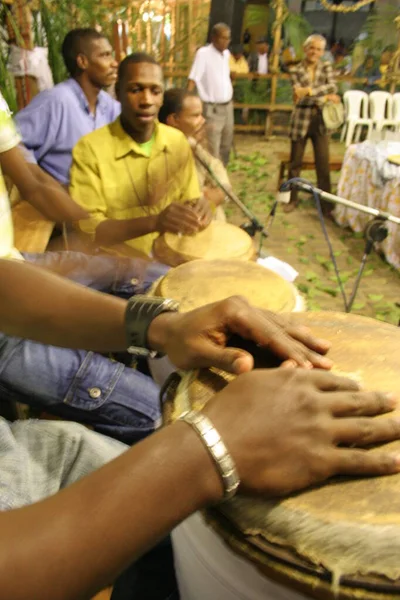 Santo Amaro, Bahia, Brezilya - 13 Mayıs 2007: Santo Amaro şehrindeki Bembe do Marecado dini etkinliğine katılan Candomble dini üyesi.