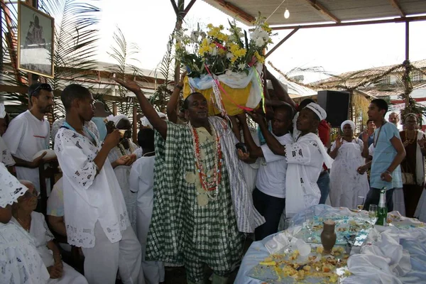 Santo Amaro, Bahia, Brezilya - 13 Mayıs 2007: Santo Amaro şehrindeki Bembe do Marecado dini etkinliğine katılan Candomble dini üyesi.
