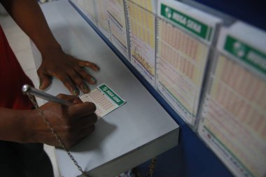 Salvador, Bahia, Brezilya - 21 Aralık 2021: Salvador 'daki bir piyango dükkanında bahis oynayan Mega Sena da Virada.