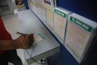 Salvador, Bahia, Brezilya - 21 Aralık 2021: Salvador 'daki bir piyango dükkanında bahis oynayan Mega Sena da Virada.