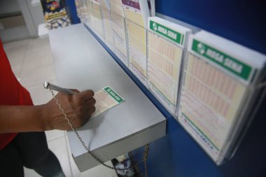 Salvador, Bahia, Brezilya - 21 Aralık 2021: Salvador 'daki bir piyango dükkanında bahis oynayan Mega Sena da Virada.