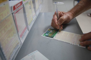 Salvador, Bahia, Brezilya - 21 Aralık 2021: Salvador 'daki bir piyango dükkanında bahis oynayan Mega Sena da Virada.