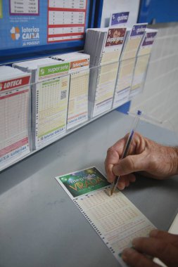 Salvador, Bahia, Brezilya - 21 Aralık 2021: Salvador 'daki bir piyango dükkanında bahis oynayan Mega Sena da Virada.