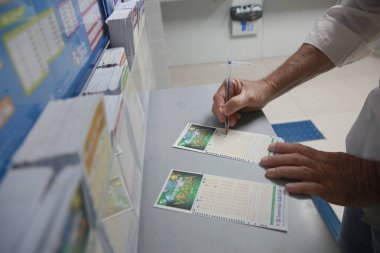 Salvador, Bahia, Brezilya - 21 Aralık 2021: Salvador 'daki bir piyango dükkanında bahis oynayan Mega Sena da Virada.