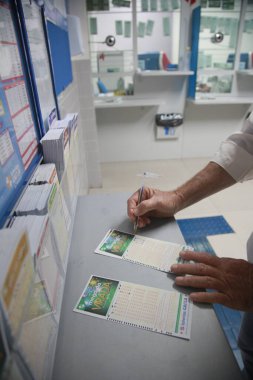 Salvador, Bahia, Brezilya - 21 Aralık 2021: Salvador 'daki bir piyango dükkanında bahis oynayan Mega Sena da Virada.