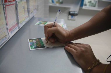Salvador, Bahia, Brezilya - 21 Aralık 2021: Salvador 'daki bir piyango dükkanında bahis oynayan Mega Sena da Virada.