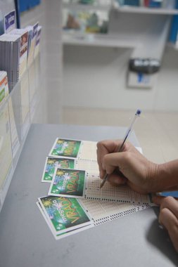 Salvador, Bahia, Brezilya - 21 Aralık 2021: Salvador 'daki bir piyango dükkanında bahis oynayan Mega Sena da Virada.