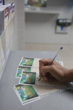 Salvador, Bahia, Brezilya - 21 Aralık 2021: Salvador 'daki bir piyango dükkanında bahis oynayan Mega Sena da Virada.