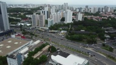 Salvador, Bahia, Brezilya - 21 Aralık 2021: Salvador şehrindeki Avenida Tancredo Neves bölgesindeki ticari ve konut binalarının havadan görünüşü.