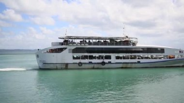 Salvador, Bahia, Brezilya - 8 Kasım 2021: Tüm azizler körfezinden itaparica adasına geçerken feribot ile görüntüsü