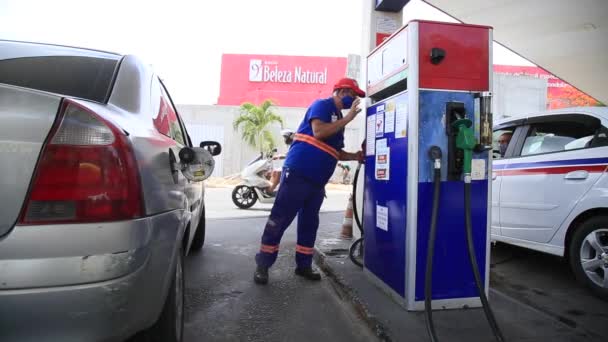 ブラジル バヒア州サラドール2021年12月21日 アテンダントがサルバドール市内の車両で燃料補給 — ストック動画