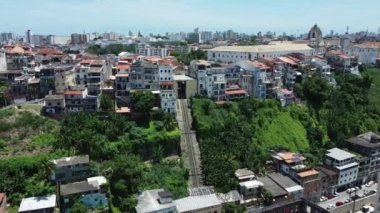 Salvador, Bahia, Brezilya - 13 Aralık 2021: Salvador şehrindeki Comercio bölgesinde bir dağ yamacından manzara.
