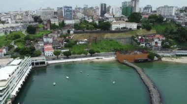 Salvador, Bahia, Brezilya - 2 Aralık 2021: Salvador 'daki Baia de Todos os Santos marinasının yanındaki sahil manzarası.