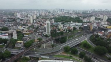 Salvador, Bahia, Brezilya - 2 Aralık 2021: Salvador şehrindeki Bonoco bölgesinde metro rayları boyunca hareket eden araçlar.