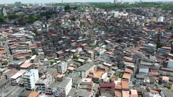 ブラジルのバヒア州のサルヴァドール 2021年11月26日 サルバドール市のペルナンブス地区のファヴェーラ地区にある貧しい人々の家の眺め — ストック動画