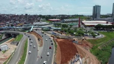 Salvador, Bahia, Brezilya - 26 Kasım 2021: Salvador kentindeki otobüs durağında trafik sıkışıklığı yaşayan araçlar.