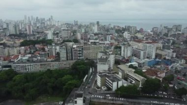 Salvador, Bahia, Brezilya - 2 Aralık 2021: Salvador şehrindeki Nazare mahallesindeki bir binanın tepesindeki baz istasyonunun görüntüsü.