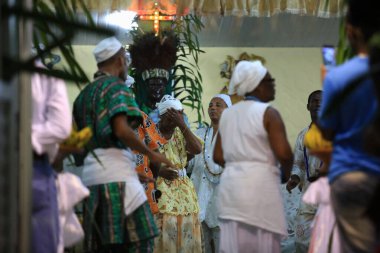 Simoes filho, bahia, brrazil - 27 Şubat 2016: Simoes Filho kentindeki cndomble bahçesinde dini şenlikler sırasında dindar dinlerin takipçileri.