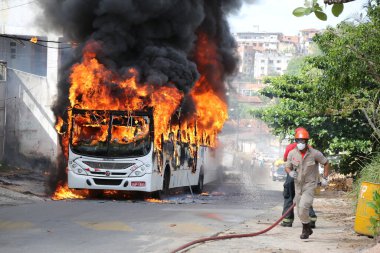 Salvador, Bahia, Brezilya - 23 Ocak 2015: Salvador 'daki Mata Escuro mahallesinde uyuşturucu satıcılarının eylemleri sırasında otobüste itfaiyeciler yangınla mücadele ediyor.