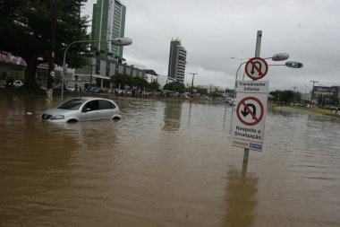 Salvador, Bahia, Brezilya - 9 Nisan 2015: Salvador şehrinde yağmur nedeniyle sel basmış bir sokakta araç görüldü.