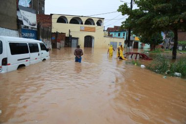 Salvador, Bahia, Brezilya - 9 Nisan 2015: Salvador şehrinde yağmur nedeniyle sel basmış bir sokakta araç görüldü.