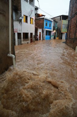 Salvador, Bahia, Brezilya - 9 Nisan 2015: Salvador şehrinde yağmur nedeniyle sel basmış bir sokakta araç görüldü.