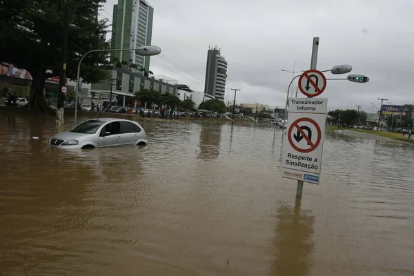 Salvador Bahia Brazílie Dubna 2015 Vozidlo Vidět Ulici Zaplavené Deštěm — Stock fotografie