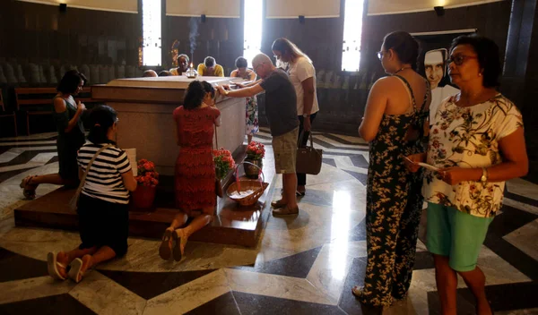 Salvador Bahia Brazil May 2019 Devotee Visits Tomb Santa Dulce — Foto Stock