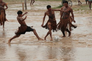 Santa Cruz Cabralia, Bahia, Brezilya - Nisan 2009: Güney Bahia 'daki Coroa Vermelha köyünde oynanan yerel maçlarda Pataxo etnik kökenli Hintliler futbol oynuyor.