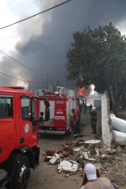 Salvador, Bahia, Brezilya - 19 Mart 2019: İtfaiye Teşkilatı üyeleri Salvador şehrindeki yatak fabrikasıyla mücadele ediyor..