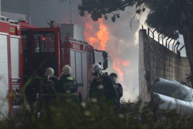 Salvador, Bahia, Brezilya - 19 Mart 2019: İtfaiye Teşkilatı üyeleri Salvador şehrindeki yatak fabrikasıyla mücadele ediyor..