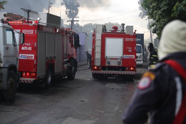 Salvador, Bahia, Brezilya - 19 Mart 2019: İtfaiye Teşkilatı üyeleri Salvador şehrindeki yatak fabrikasıyla mücadele ediyor..